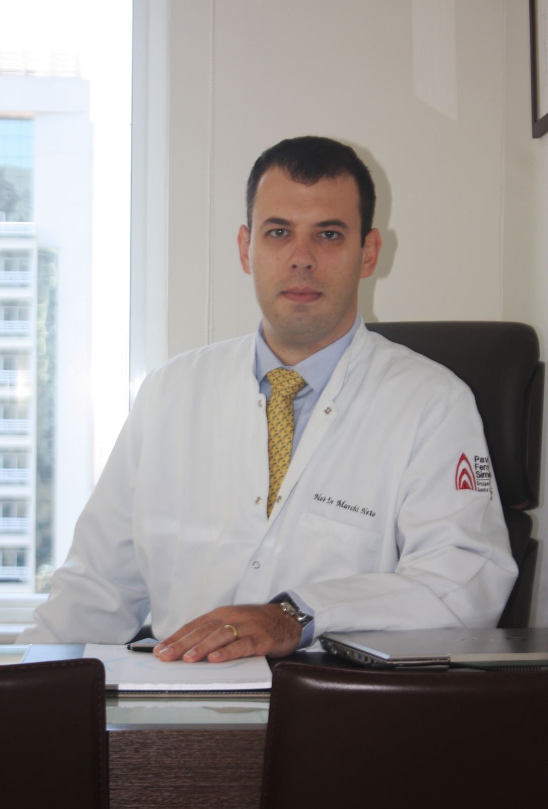 Dr. Noé De Marchi Neto em seu consultório